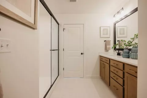 Bath - 3710 N Eagle Meadows Dr, Eagle Mountain, UT 84005 photo 2 of 5