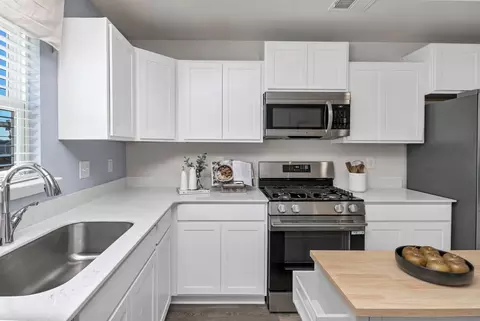Kitchen - 2017 Hillman Way, Roebuck, SC 29376 photo 6 of 7