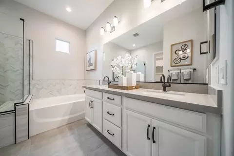 Bath - 3836 S Gladiolus Cir, Mesa, AZ 85212 photo 1 of 10