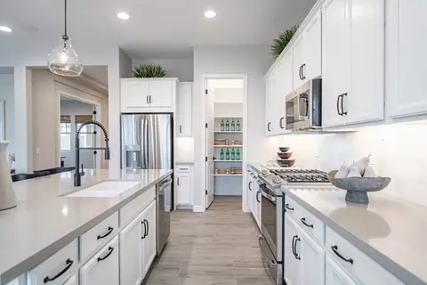 Kitchen - 3836 S Gladiolus Cir, Mesa, AZ 85212 photo 6 of 8