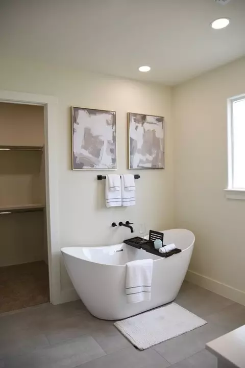 Bath - 11399 Forest View Ln, Sperry, OK 74073 photo 3 of 4