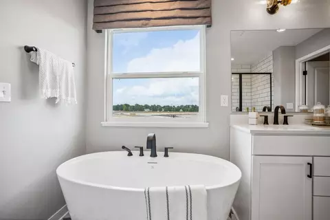 Bath - 1794 Maple Heights Dr, Delaware, OH 43015 photo 6 of 9