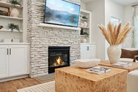 Living - 324 Hunter Rd, Simpsonville, SC 29681 photo 3 of 3