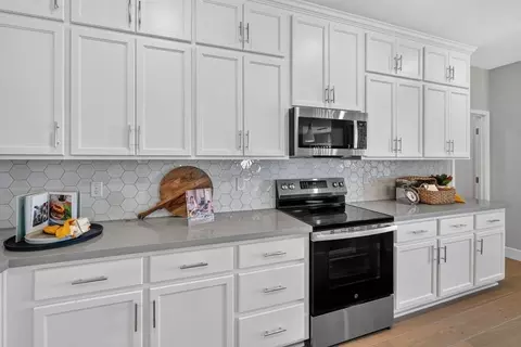 Kitchen - 6362 Benchmark Dr, Roseville, CA 95747 photo 2 of 8