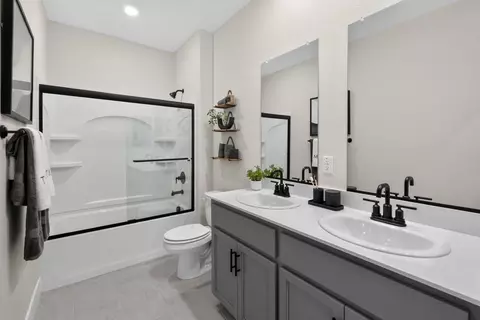 Bath - 6362 Benchmark Dr, Roseville, CA 95747 photo 4 of 6