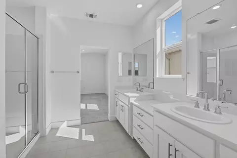 Bath - 6362 Benchmark Dr, Roseville, CA 95747 photo 6 of 7