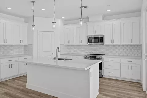 Kitchen - 6362 Benchmark Dr, Roseville, CA 95747 photo 7 of 13