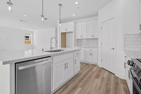 Kitchen - 6362 Benchmark Dr, Roseville, CA 95747 photo 12 of 13