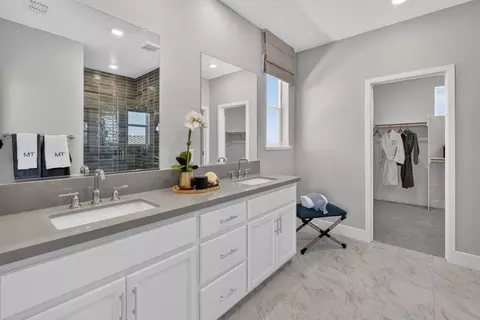 Bath - 6362 Benchmark Dr, Roseville, CA 95747 photo 2 of 6