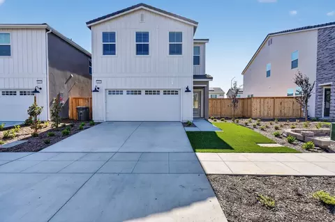 2295 N Preuss Ave, Clovis, CA 93619