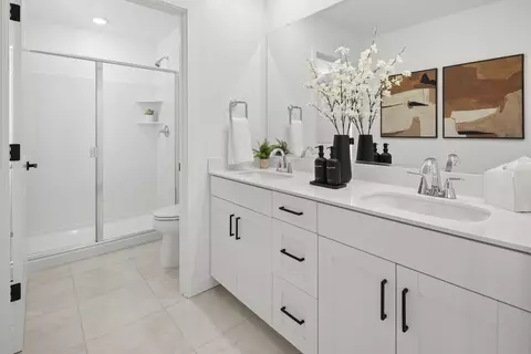 Bath - 847 Pecan Tree Ln, Galt, CA 95632 photo 1 of 1