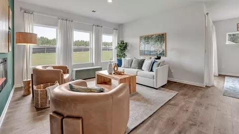 Living - 56 Kings Gate Cv, Jackson, TN 38305 photo 2 of 5