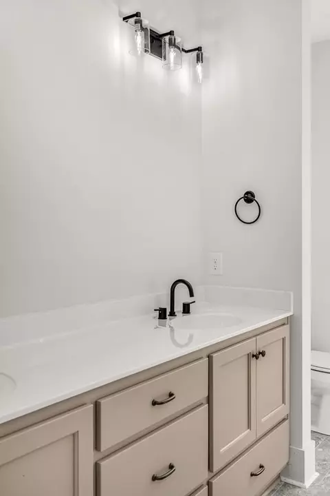 Bath - 370 Kempton Ln, Dalton, GA 30721 photo 7 of 7