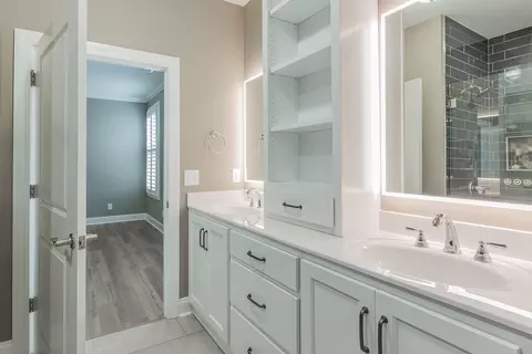 Bath - 370 Kempton Ln, Dalton, GA 30721 photo 5 of 7