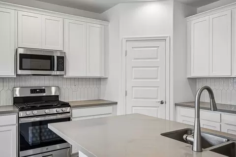 Kitchen - 7931 E Renata Ave, Mesa, AZ 85212 photo 4 of 12