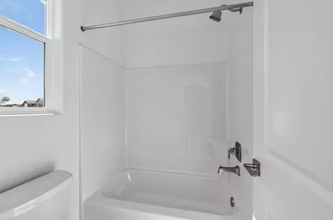 Bath - 1187 Milestone Rd W, Madera, CA 93636 photo 3 of 6