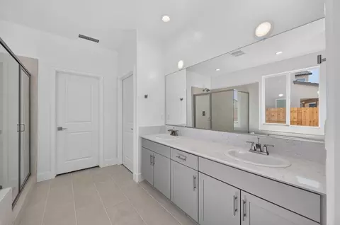 Bath - 1187 Milestone Rd W, Madera, CA 93636 photo 5 of 6