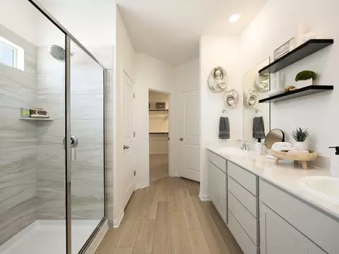 Bath - 702 Universal Dr, Hutto, TX 78634 photo 2 of 2