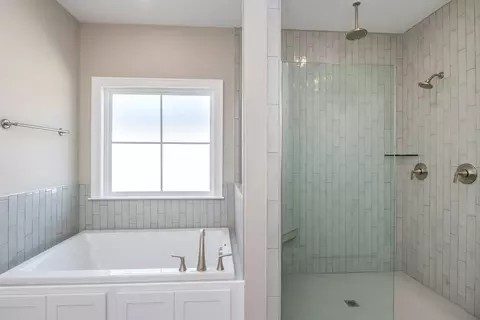 Bath - 127 Laurel Branch Dr, Dothan, AL 36305 photo 2 of 5
