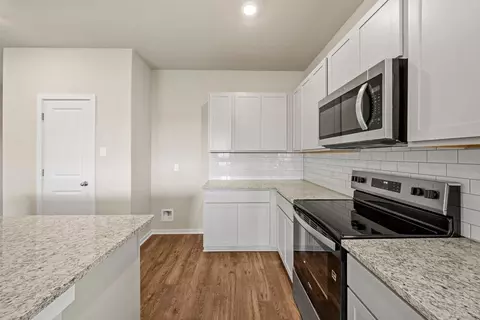 Kitchen - 156 Wind Hl, Jarrell, TX 76537 photo 4 of 6
