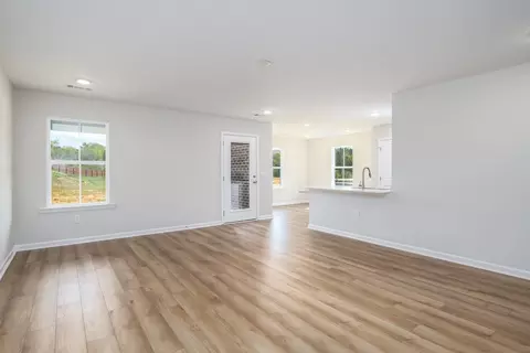 Living - 636 Ridgeland Rd, Dothan, AL 36301 photo 2 of 2