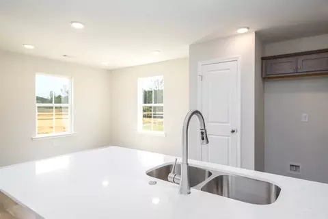 Kitchen - 636 Ridgeland Rd, Dothan, AL 36301 photo 2 of 2