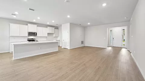 Living - 18112 Tavernside Trl, Bradenton, FL 34211 photo 3 of 5