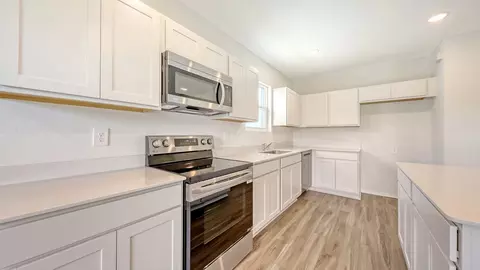 Kitchen - 13019 Deer Park Loop, Parrish, FL 34219 photo 4 of 7