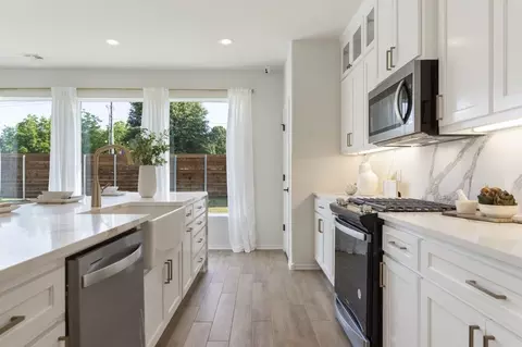 Kitchen - 3501 N Hickory Ave, Broken Arrow, OK 74012 photo 2 of 11