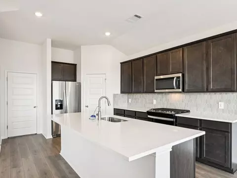 702 Universal Dr, Hutto, TX 78634