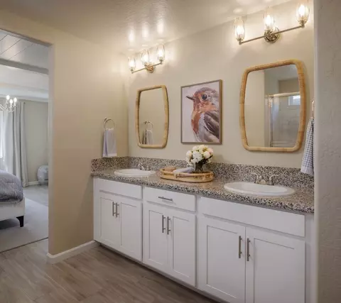 Bath - 1238 Bishop Dr, Tulare, CA 93274 photo 4 of 6