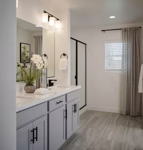 Bath - 1238 Bishop Dr, Tulare, CA 93274 photo 5 of 6