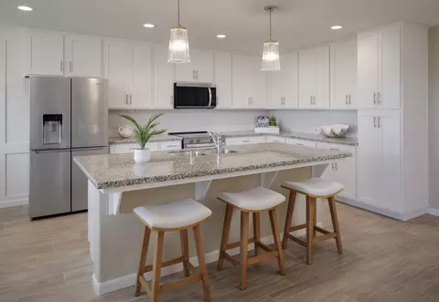 Kitchen - 1238 Bishop Dr, Tulare, CA 93274 photo 5 of 10