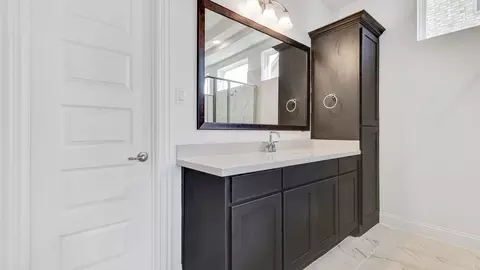 Bath - 527 Coen Cain Dr, Rosenberg, TX 77471 photo 2 of 10