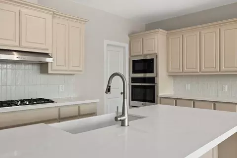 Kitchen - 119 Cabin St, Laredo, TX 78046 photo 4 of 7