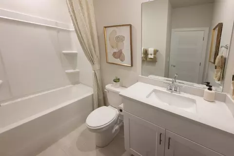Bath - 108 Lavinia Cir, Duncan, SC 29334 photo 2 of 2