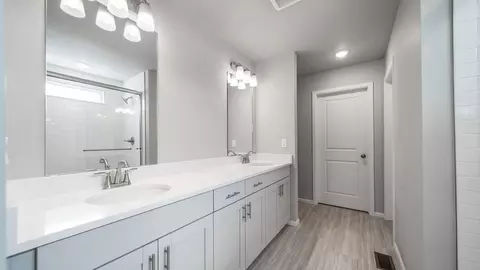 Bath - 22300 E 46th Ave, Aurora, CO 80019 photo 2 of 3