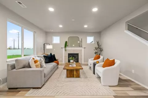 Living - 6401 Road 52, Pasco, WA 99301 photo 3 of 4