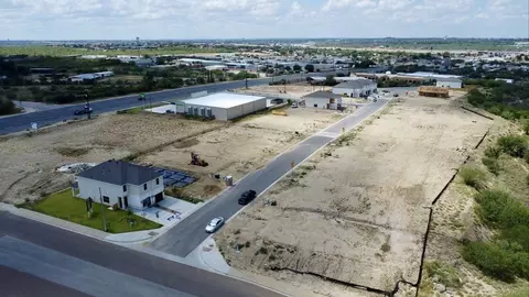 5221 Vista Trail Dr, Laredo, TX 78045