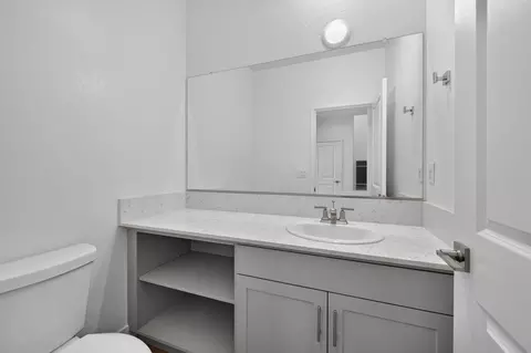 Bath - 986 Peters Rd S, Madera, CA 93636 photo 2 of 6