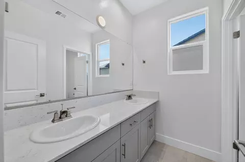 Bath - 986 Peters Rd S, Madera, CA 93636 photo 3 of 6