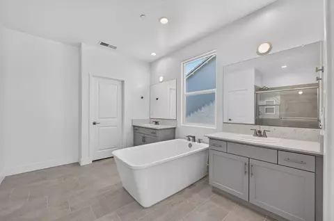 Bath - 986 Peters Rd S, Madera, CA 93636 photo 5 of 6