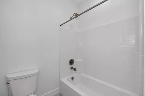 Bath - 986 Peters Rd S, Madera, CA 93636 photo 4 of 6