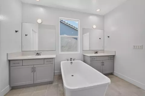 Bath - 986 Peters Rd S, Madera, CA 93636 photo 6 of 6