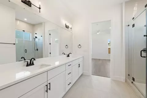Bath - 122 Alvin Dr, Buda, TX 78610 photo 4 of 5
