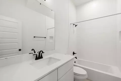 Bath - 122 Alvin Dr, Buda, TX 78610 photo 2 of 5