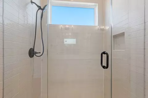 Bath - 122 Alvin Dr, Buda, TX 78610 photo 3 of 5