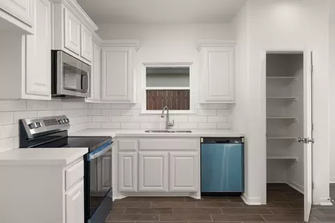 Kitchen - 5305 Moses Loop, Laredo, TX 78046 photo 2 of 3
