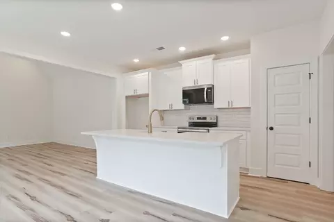 Kitchen - 1004 Crossing Ct E, Valley, AL 36854 photo 2 of 2