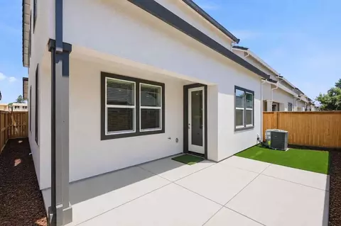 Exterior - 1013 Ginkgo Cir, Davis, CA 95618 photo 3 of 7